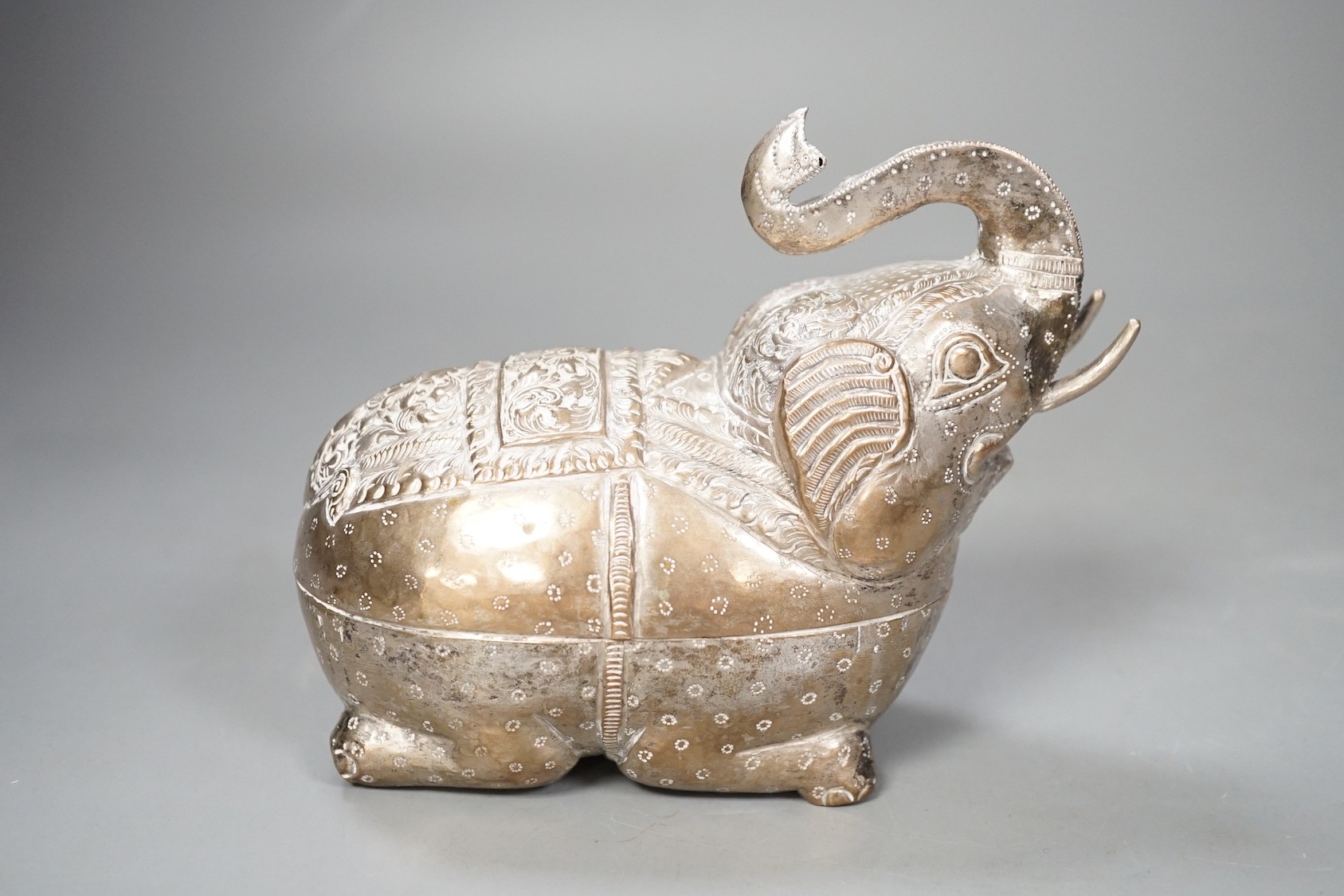 A Malay betel nut ‘elephant’ box and cover - 11.5cm tall